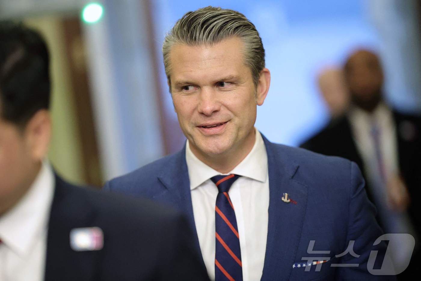 본문 이미지 - 피트 헤그세스 미국 국방장관이 2일 의사당에서 열린 이란과의 전쟁 관련 브리핑에 참석하고 있다. 2026.3.2 ⓒ AFP=뉴스1