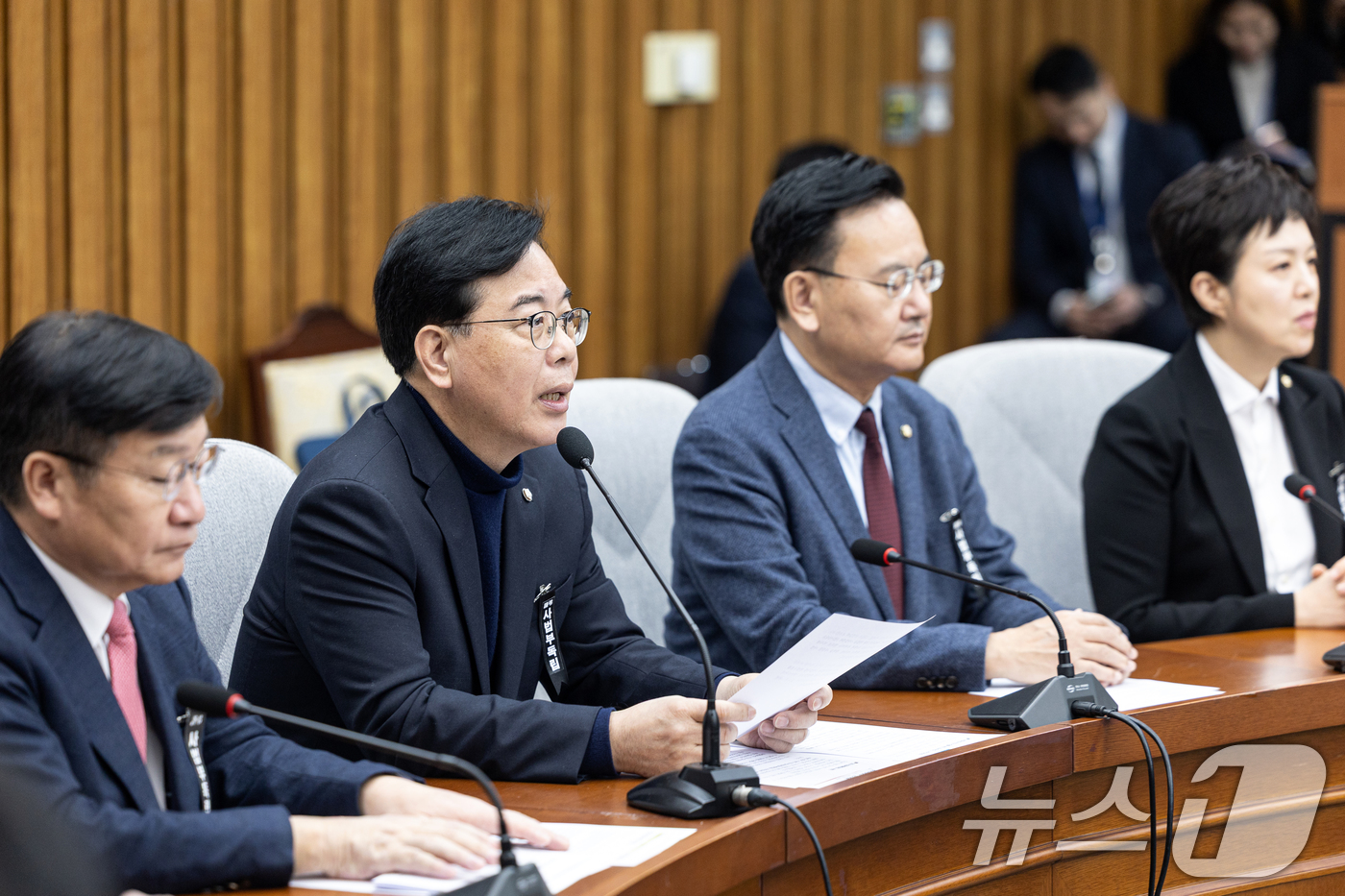 (서울=뉴스1) 이승배 기자 = 송언석 국민의힘 원내대표가 3일 서울 여의도 국회에서 열린 원내대책회의에서 모두발언하고 있다. 2026.3.3/뉴스1