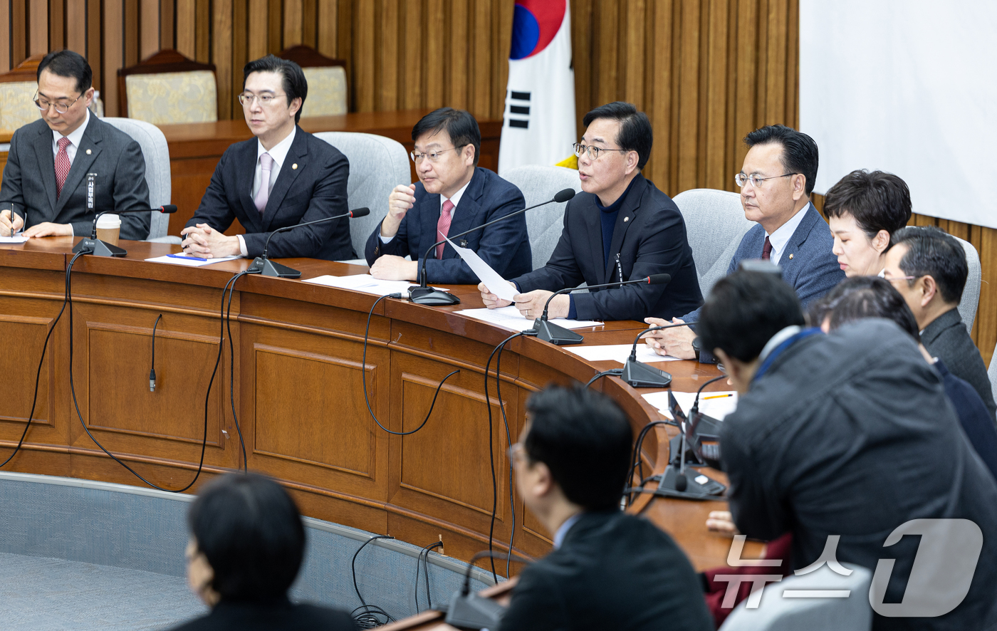 (서울=뉴스1) 이승배 기자 = 송언석 국민의힘 원내대표가 3일 서울 여의도 국회에서 열린 원내대책회의에서 모두발언하고 있다. 2026.3.3/뉴스1