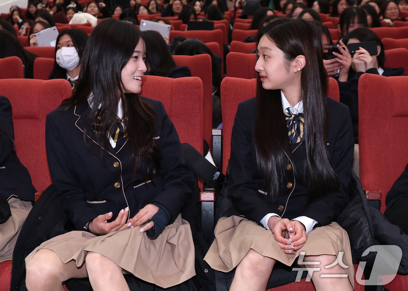 본문 이미지 - 2026 밀라노·코르티나 동계올림픽 스노보드 여자 하프파이프에서 금메달을 차지한 최가온(왼쪽)과 피겨스케이팅 신지아가 3일 서울 서초구 반포동 세화여자고등학교에서 열린 특별장학금 수여식에 참석해 대화하고 있다. 2026.3.3 ⓒ 뉴스1 김성진 기자
