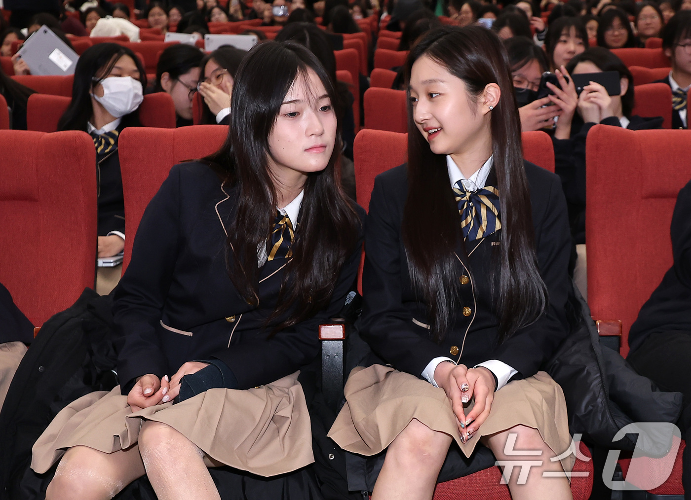 (서울=뉴스1) 김성진 기자 = 2026 밀라노·코르티나 동계올림픽 스노보드 여자 하프파이프에서 금메달을 차지한 최가온(왼쪽)과 피겨스케이팅 신지아가 3일 서울 서초구 반포동 세화 …