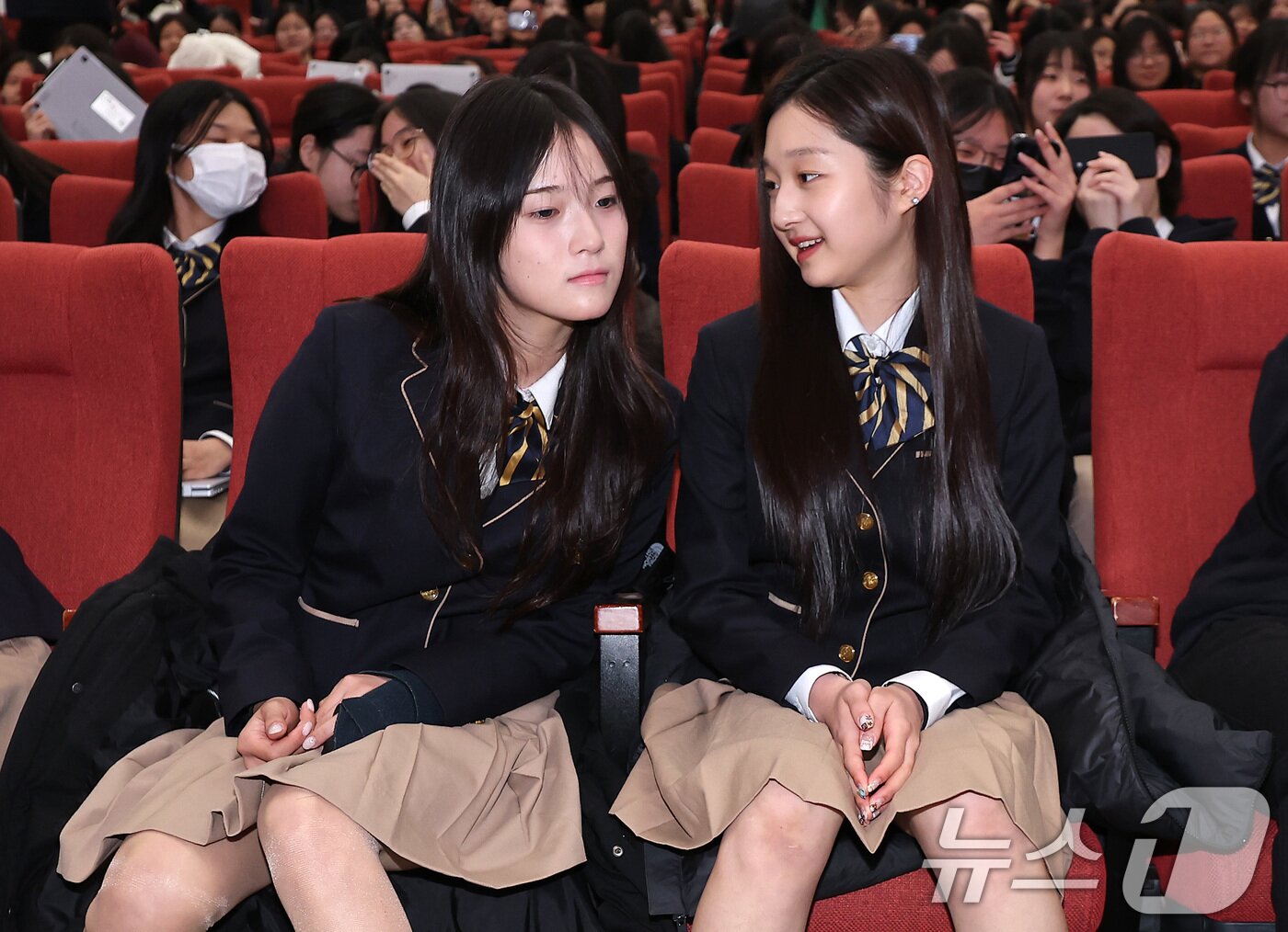 본문 이미지 - 2026 밀라노·코르티나 동계올림픽 스노보드 여자 하프파이프에서 금메달을 차지한 최가온(왼쪽)과 피겨스케이팅 신지아가 3일 서울 서초구 반포동 세화여자고등학교에서 열린 특별장학금 수여식에 참석해 대화하고 있다. 2026.3.3 ⓒ 뉴스1 김성진 기자