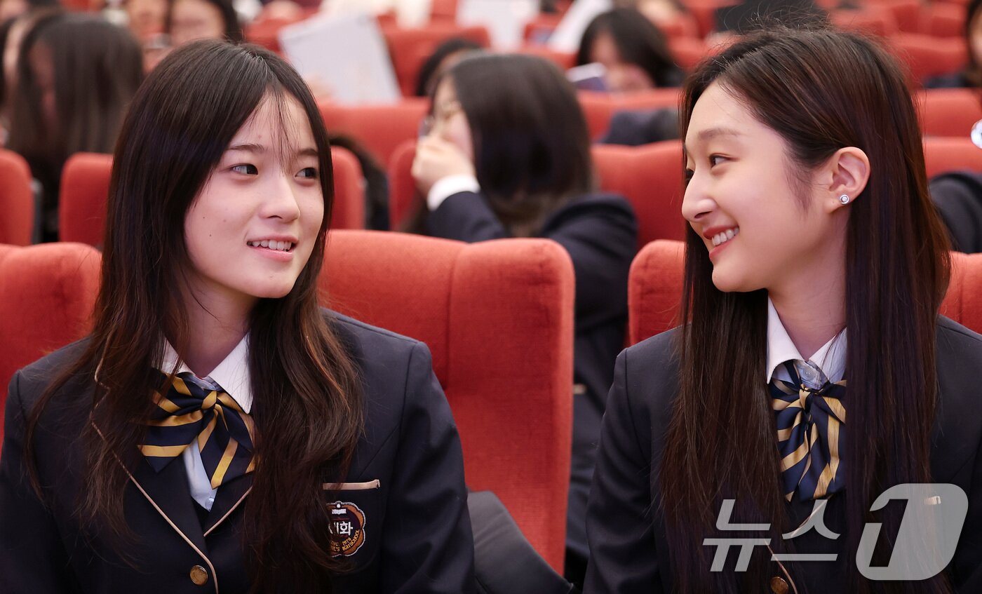 본문 이미지 - 2026 밀라노·코르티나 동계올림픽 스노보드 여자 하프파이프에서 금메달을 차지한 최가온(왼쪽)과 피겨스케이팅 신지아가 3일 서울 서초구 반포동 세화여자고등학교에서 열린 특별장학금 수여식에 참석해 대화하고 있다. 2026.3.3 ⓒ 뉴스1 김성진 기자