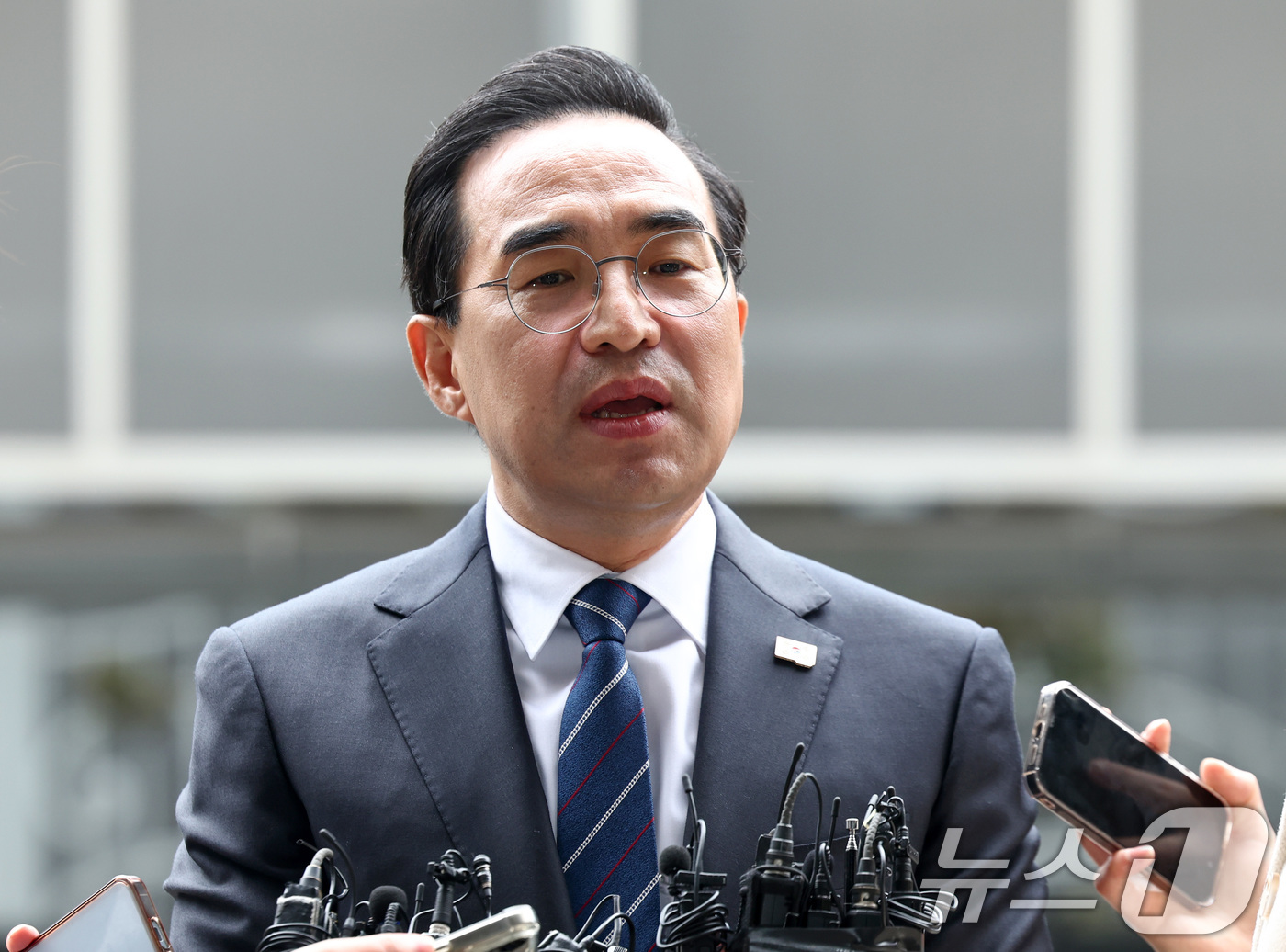 (서울=뉴스1) 최지환 기자 = 박홍근 초대 기획예산처 장관 후보자가 3일 오전 서울 중구 예금보험공사 본사에 마련된 인사청문회 준비 사무실로 출근하며 지명 소감을 밝히고 있다. …