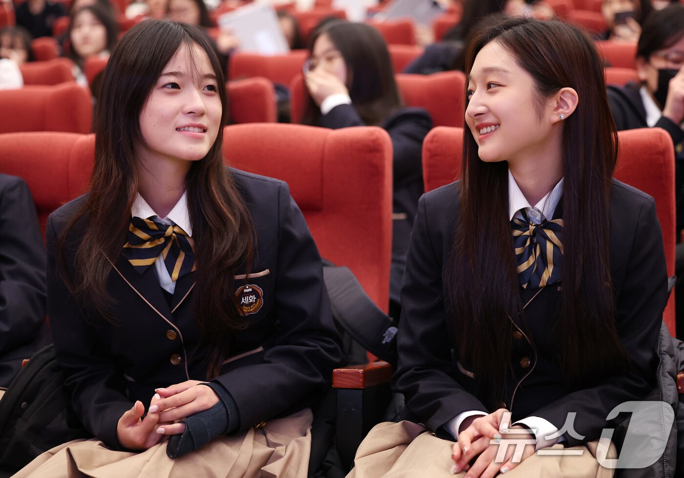 본문 이미지 - 2026 밀라노·코르티나 동계올림픽 스노보드 여자 하프파이프에서 금메달을 차지한 최가온(왼쪽)과 피겨스케이팅 신지아가 3일 서울 서초구 반포동 세화여자고등학교에서 열린 특별장학금 수여식에 참석해 대화하고 있다. 2026.3.3 ⓒ 뉴스1 김성진 기자