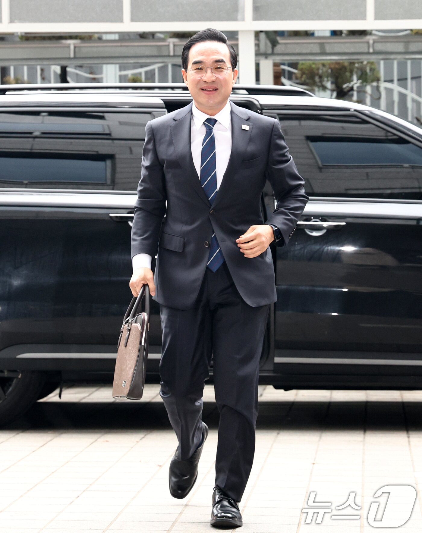 본문 이미지 - 박홍근 초대 기획예산처 장관 후보자가 3일 오전 서울 중구 예금보험공사 본사에 마련된 인사청문회 준비 사무실로 출근하고 있다. 2026.3.3 ⓒ 뉴스1 최지환 기자