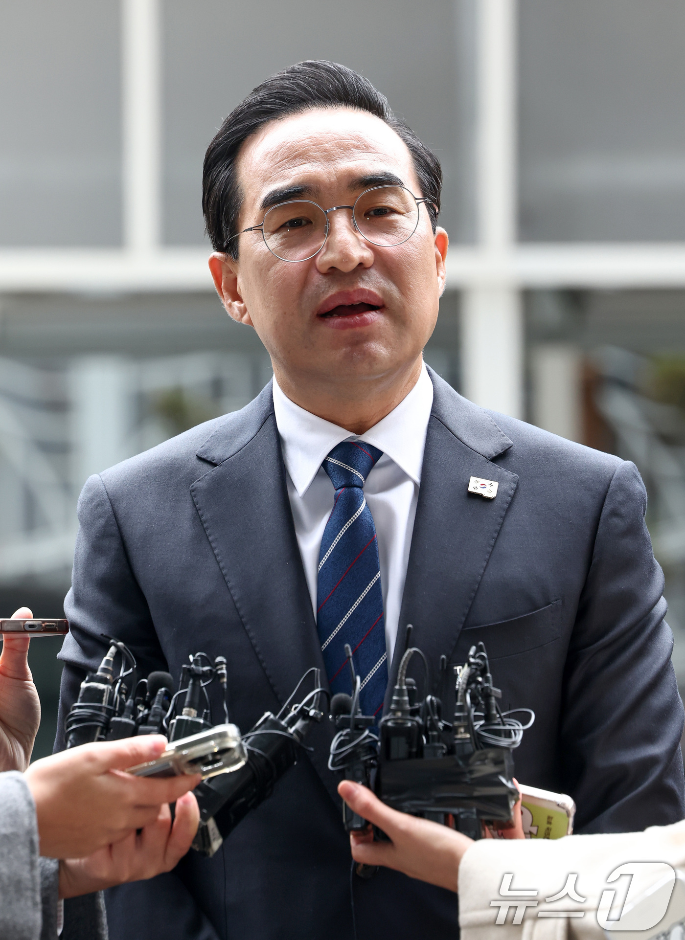 (서울=뉴스1) 최지환 기자 = 박홍근 초대 기획예산처 장관 후보자가 3일 오전 서울 중구 예금보험공사 본사에 마련된 인사청문회 준비 사무실로 출근하며 지명 소감을 밝히고 있다. …