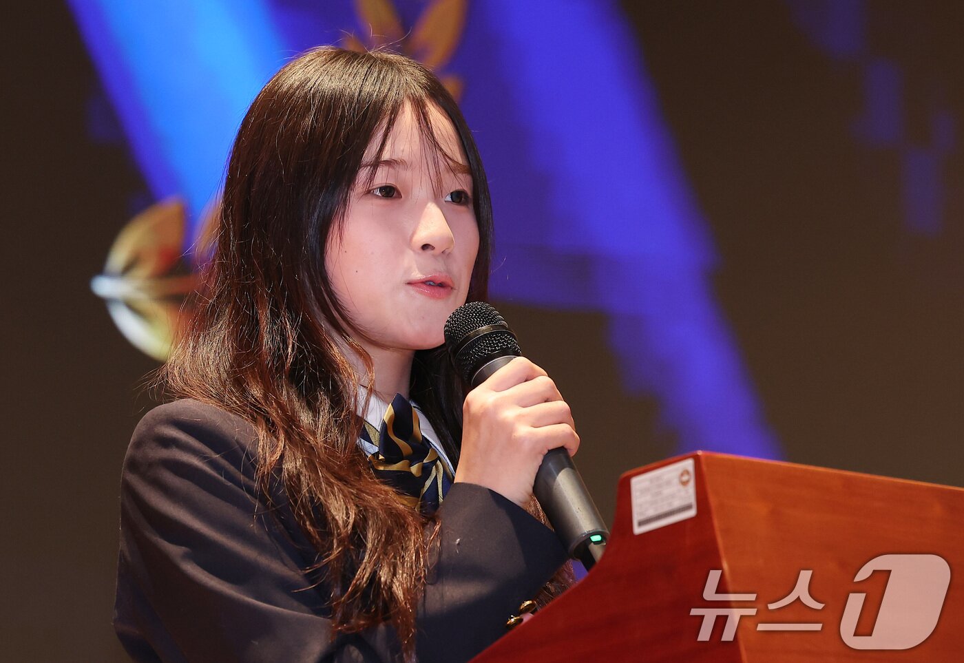 본문 이미지 - 2026 밀라노·코르티나 동계올림픽 스노보드 여자 하프파이프에서 금메달을 차지한 최가온이 3일 서울 서초구 반포동 세화여자고등학교에서 열린 특별장학금 수여식에서 특별장학금을 받은 후 소감을 전하고 있다. ⓒ 뉴스1 김성진 기자