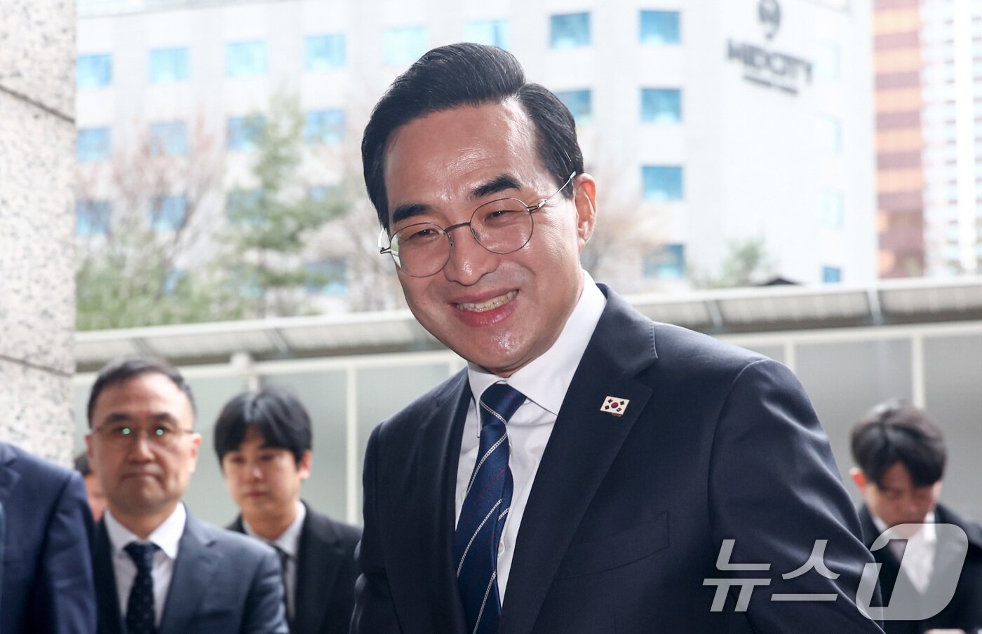 본문 이미지 - 박홍근 초대 기획예산처 장관 후보자가 3일 오전 서울 중구 예금보험공사 본사에 마련된 인사청문회 준비 사무실로 출근하고 있다. 2026.3.3 ⓒ 뉴스1 최지환 기자