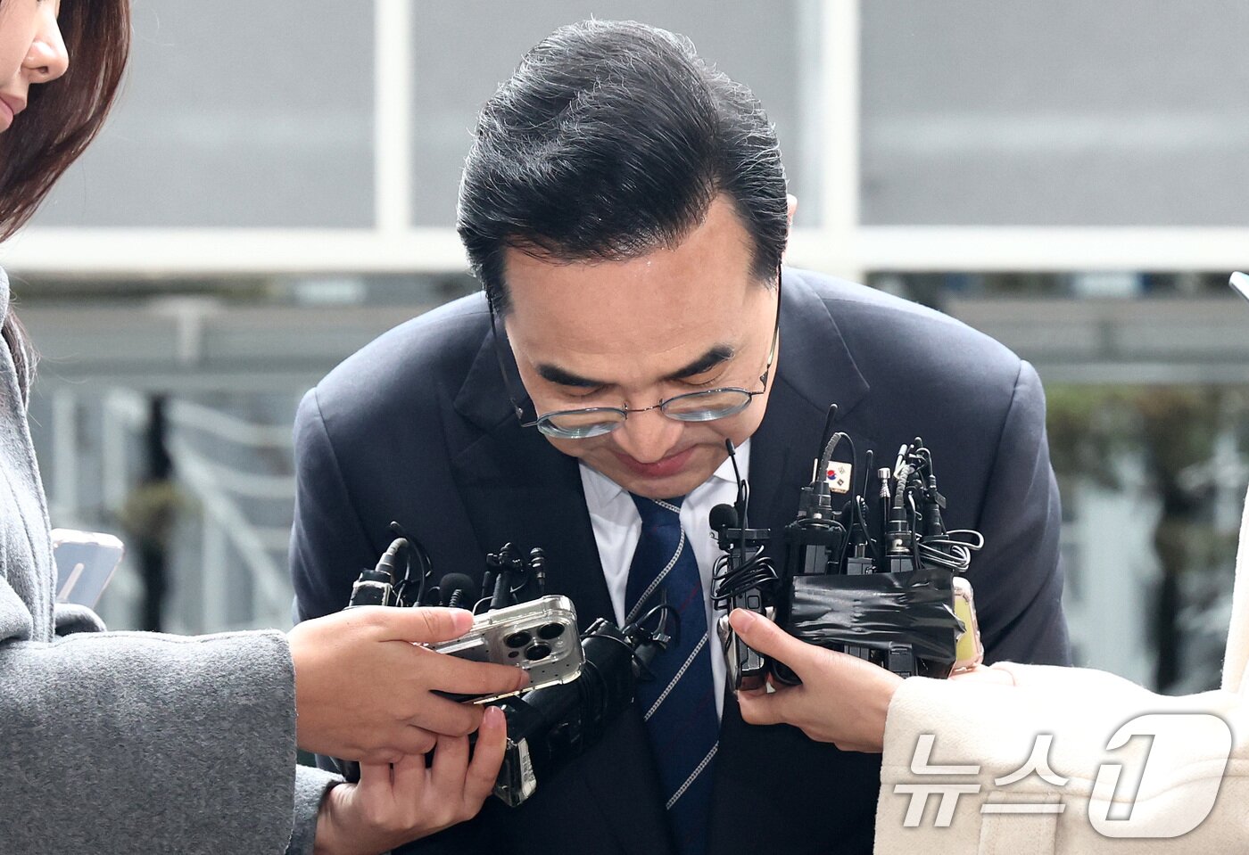 본문 이미지 - 박홍근 초대 기획예산처 장관 후보자가 3일 오전 서울 중구 예금보험공사 본사에 마련된 인사청문회 준비 사무실로 출근하며 고개 숙여 인사하고 있다. 2026.3.3 ⓒ 뉴스1 최지환 기자