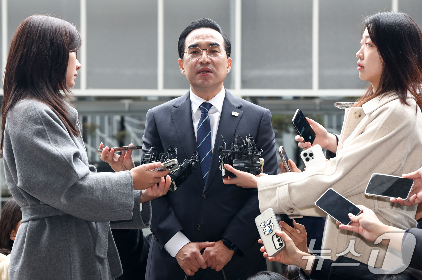 (서울=뉴스1) 최지환 기자 = 박홍근 초대 기획예산처 장관 후보자가 3일 오전 서울 중구 예금보험공사 본사에 마련된 인사청문회 준비 사무실로 출근하며 지명 소감을 밝히고 있다. …