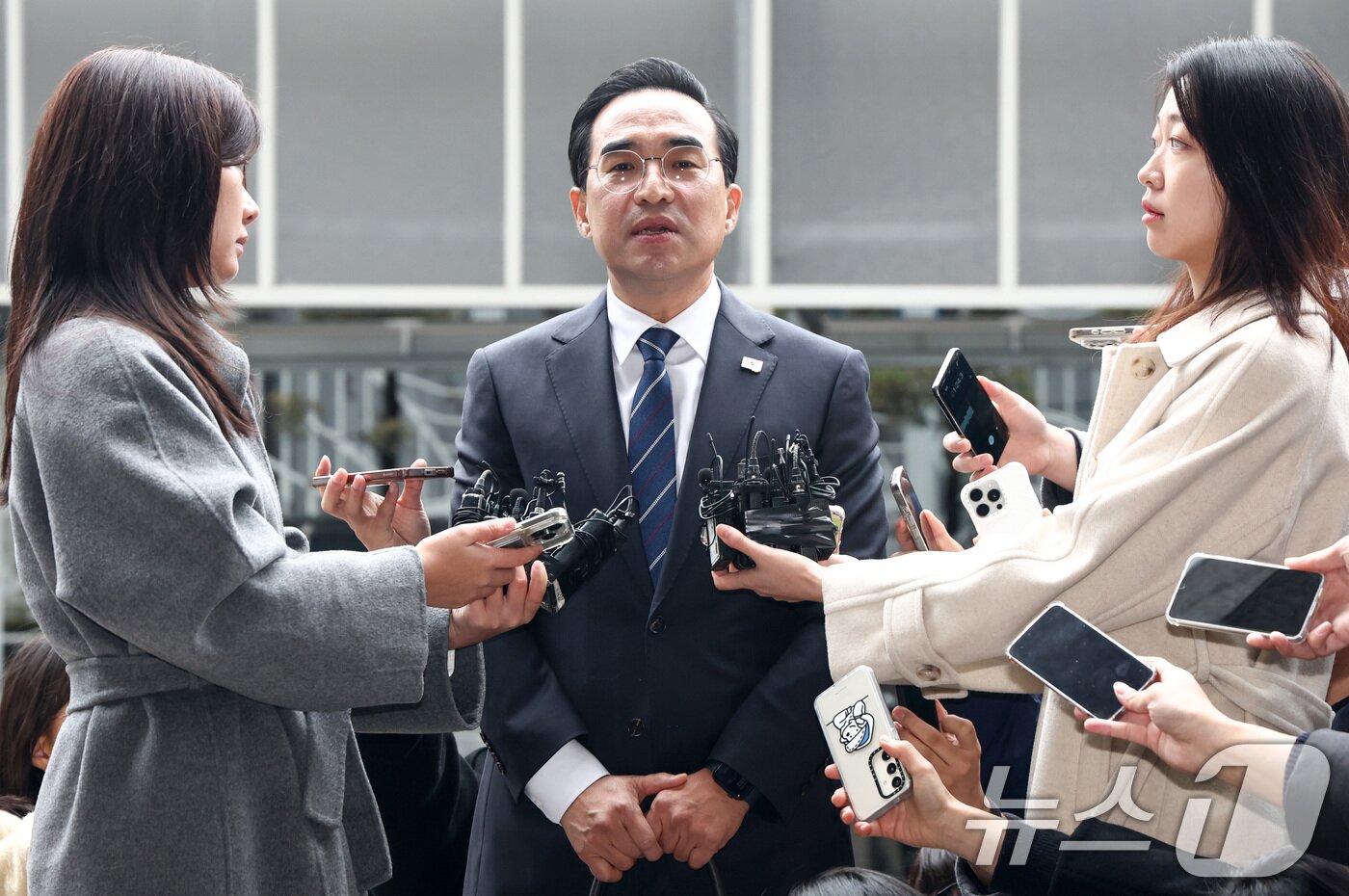 본문 이미지 - 박홍근 초대 기획예산처 장관 후보자가 3일 오전 서울 중구 예금보험공사 본사에 마련된 인사청문회 준비 사무실로 출근하며 지명 소감을 밝히고 있다. 2026.3.3 ⓒ 뉴스1 최지환 기자