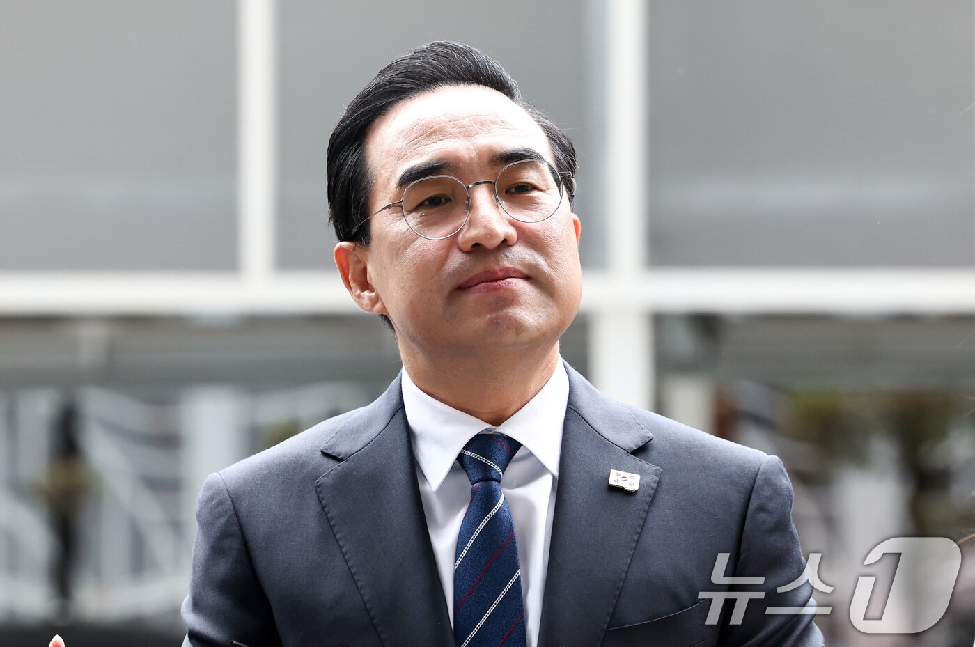 본문 이미지 - 박홍근 초대 기획예산처 장관 후보자가 3일 오전 서울 중구 예금보험공사 본사에 마련된 인사청문회 준비 사무실로 출근하며 취재진의 질문을 듣고 생각에 잠겨 있다. 2026.3.3 ⓒ 뉴스1 최지환 기자