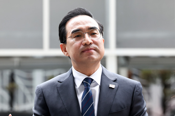 취재진 질문 듣는 박홍근 기획예산처 장관 후보자