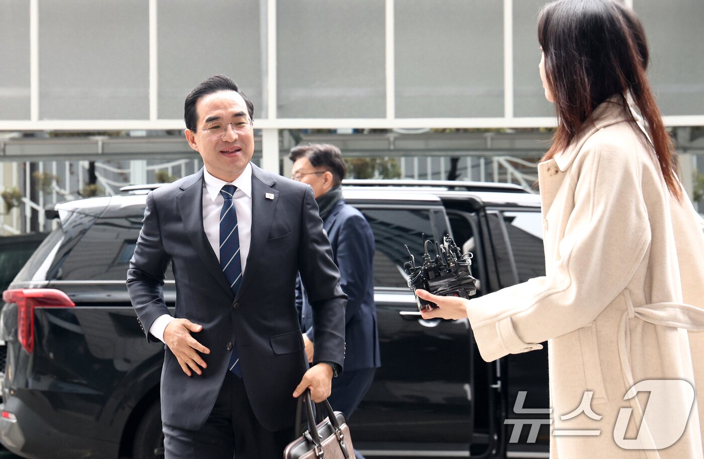 본문 이미지 - 박홍근 초대 기획예산처 장관 후보자가 3일 오전 서울 중구 예금보험공사 본사에 마련된 인사청문회 준비 사무실로 출근하고 있다. 2026.3.3 ⓒ 뉴스1 최지환 기자