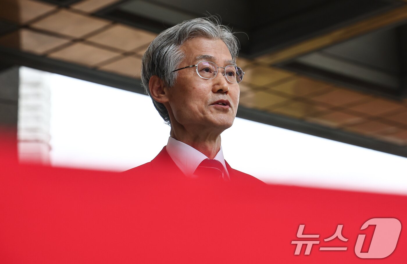 본문 이미지 - 조희대 대법원장이 3일 서울 서초구 대법원으로 출근하며 취재진 질문에 답하고 있다. 2026.3.3 ⓒ 뉴스1 김도우 기자