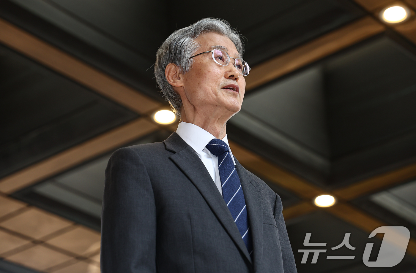 (서울=뉴스1) 김도우 기자 = 조희대 대법원장이 3일 서울 서초구 대법원으로 출근하며 취재진 질문에 답하고 있다. 2026.3.3/뉴스1