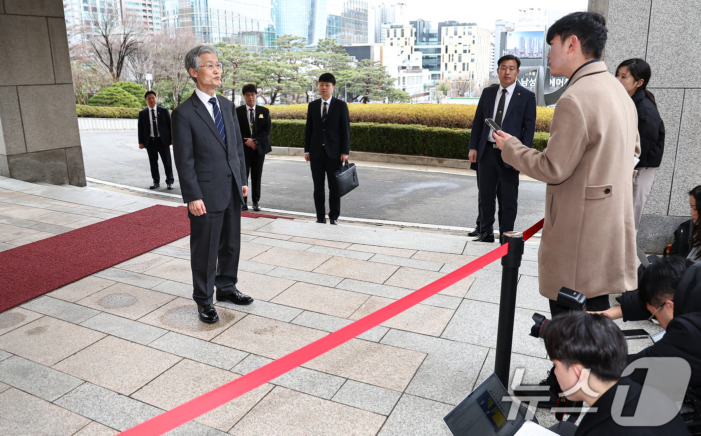 (서울=뉴스1) 김도우 기자 = 조희대 대법원장이 3일 서울 서초구 대법원으로 출근하며 취재진 질문에 답하고 있다. 2026.3.3/뉴스1