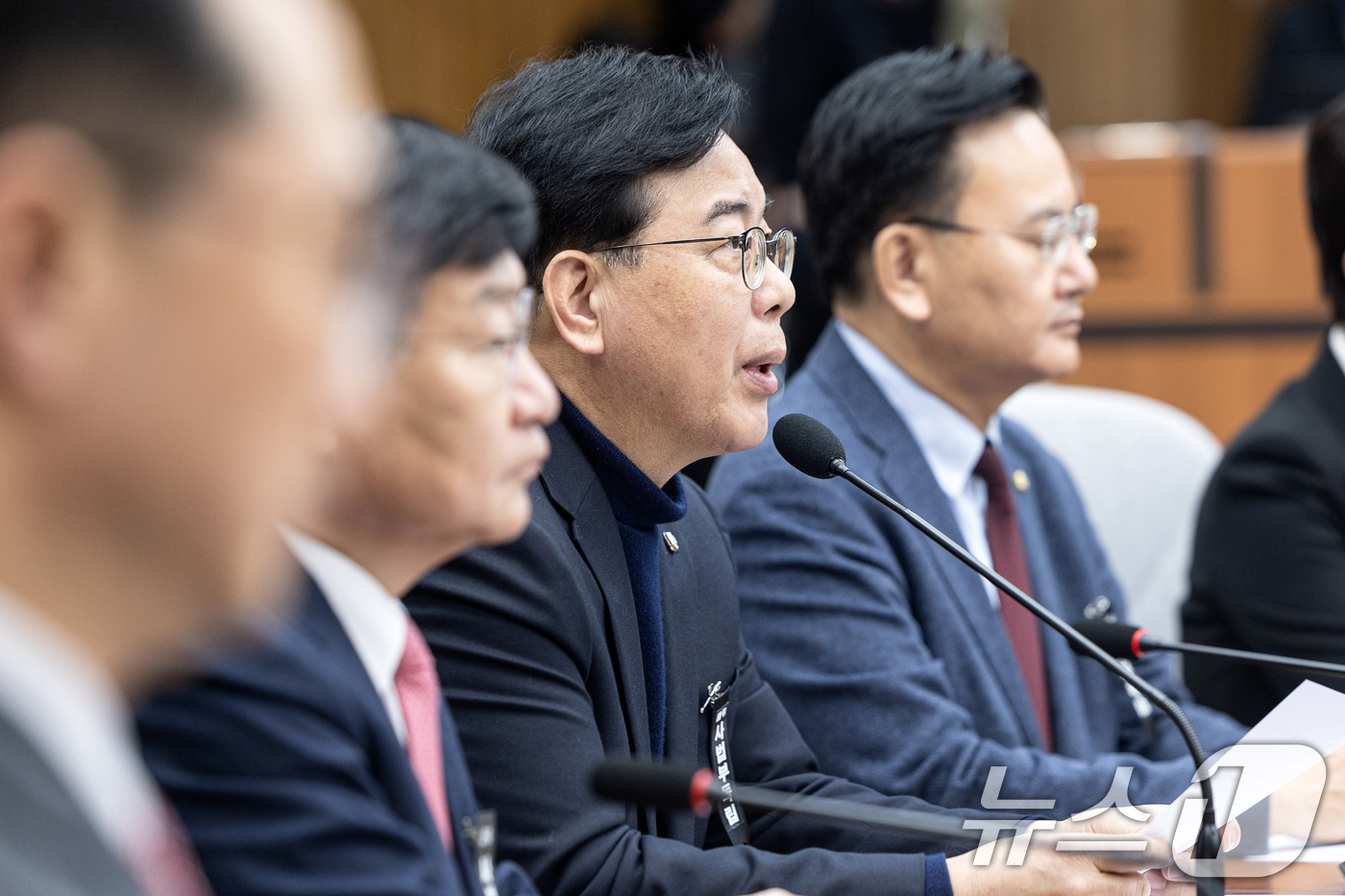 (서울=뉴스1) 이승배 기자 = 송언석 국민의힘 원내대표가 3일 서울 여의도 국회에서 열린 원내대책회의에서 모두발언하고 있다. 2026.3.3/뉴스1