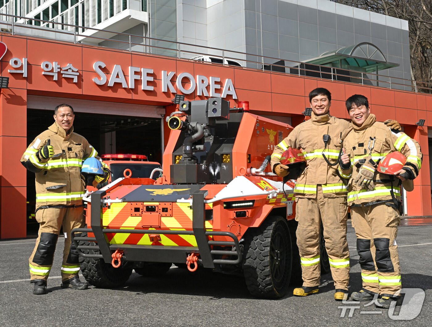 본문 이미지 - 무인소방로봇을 실제 운용하고, 영상속 주인공으로 등장하는 중앙 119 구조본부 임팔순 구조대장, 전준영 주임, 황정민 반장(현대차그룹 제공)