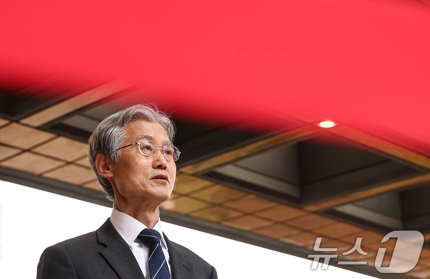 (서울=뉴스1) 김도우 기자 = 조희대 대법원장이 3일 서울 서초구 대법원으로 출근하며 취재진 질문에 답하고 있다. 2026.3.3/뉴스1