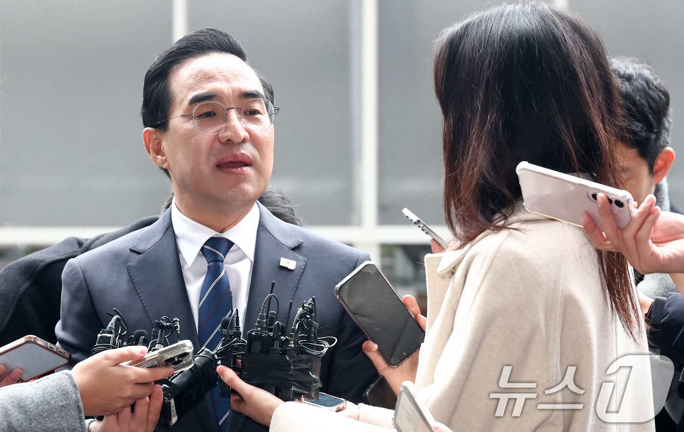 (서울=뉴스1) 최지환 기자 = 박홍근 초대 기획예산처 장관 후보자가 3일 오전 서울 중구 예금보험공사 본사에 마련된 인사청문회 준비 사무실로 출근하며 취재진 질문에 답변하고 있다 …