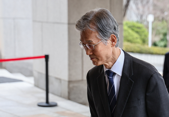 출근하는 조희대 대법원장