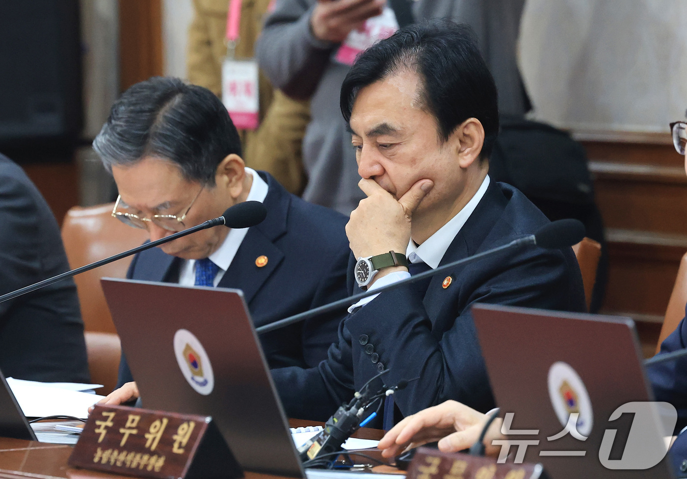 (서울=뉴스1) 임세영 기자 = 안규백 국방부 장관이 3일 서울 종로구 정부서울청사에서 열린 국무회의에서 생각에 잠겨 있다. 2026.3.3/뉴스1