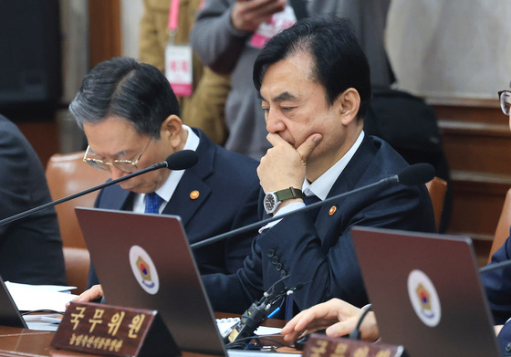 생각에 잠긴 안규백 장관