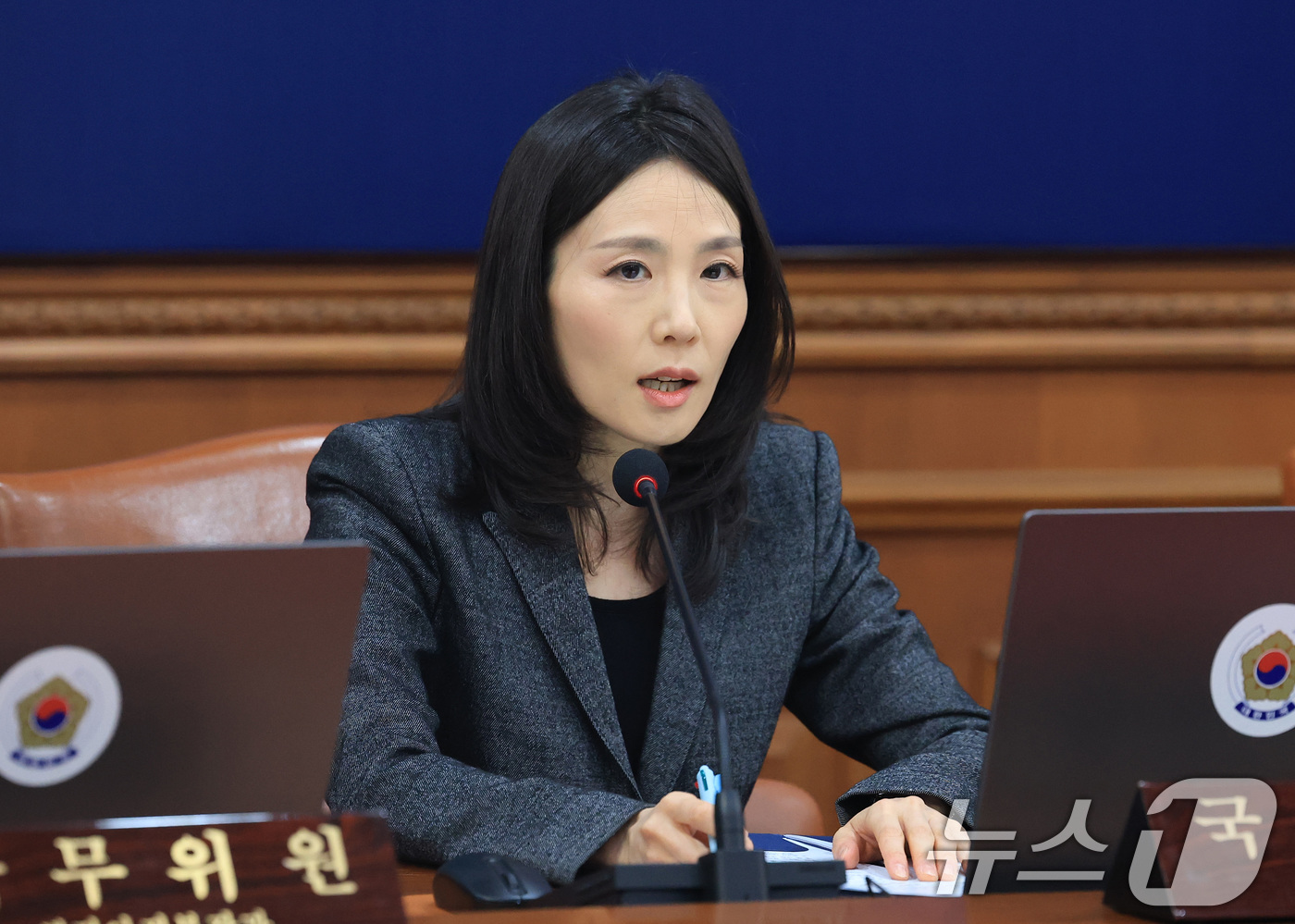 (서울=뉴스1) 임세영 기자 = 김진아 외교부 2차관이 3일 서울 종로구 정부서울청사에서 열린 국무회의에서 발언을 하고 있다. 2026.3.3/뉴스1
