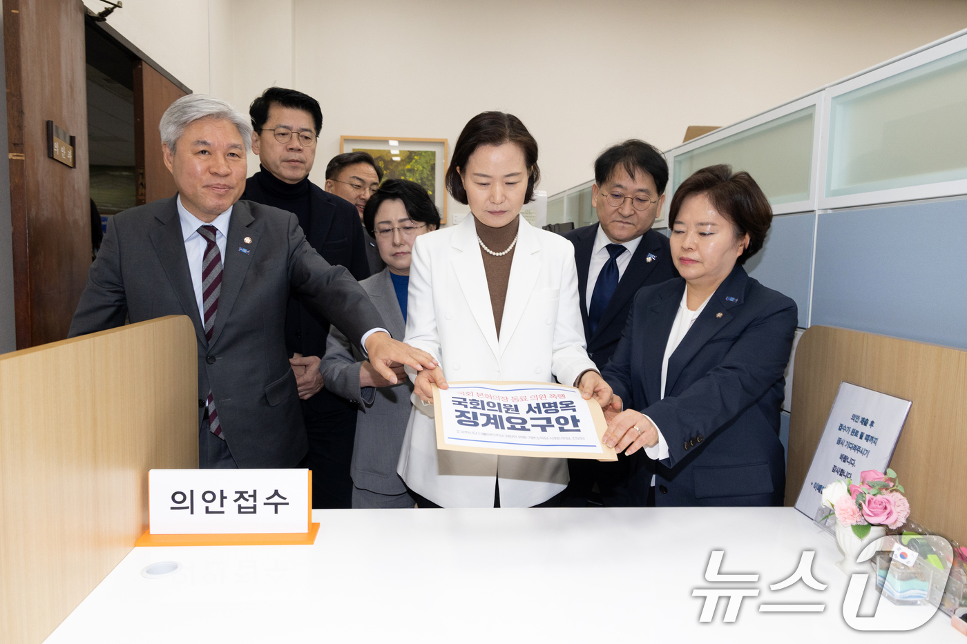(서울=뉴스1) 이승배 기자 = 이해민 조국혁신당 의원이 서명옥 국민의힘 의원 징계안을 3일 서울 여의도 국회 의안과에 제출하고 있다. 2026.3.3/뉴스1
