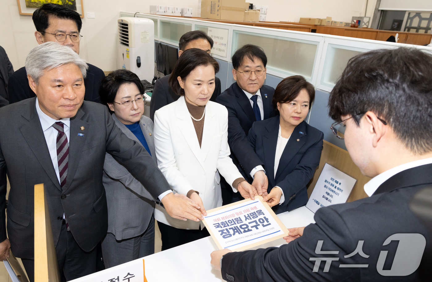 (서울=뉴스1) 이승배 기자 = 이해민 조국혁신당 의원이 서명옥 국민의힘 의원 징계안을 3일 서울 여의도 국회 의안과에 제출하고 있다. 2026.3.3/뉴스1