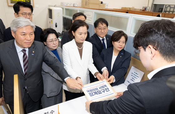 본회의장 충돌, 서명옥 국민의힘 의원 징계안 제출하는 조국혁신당