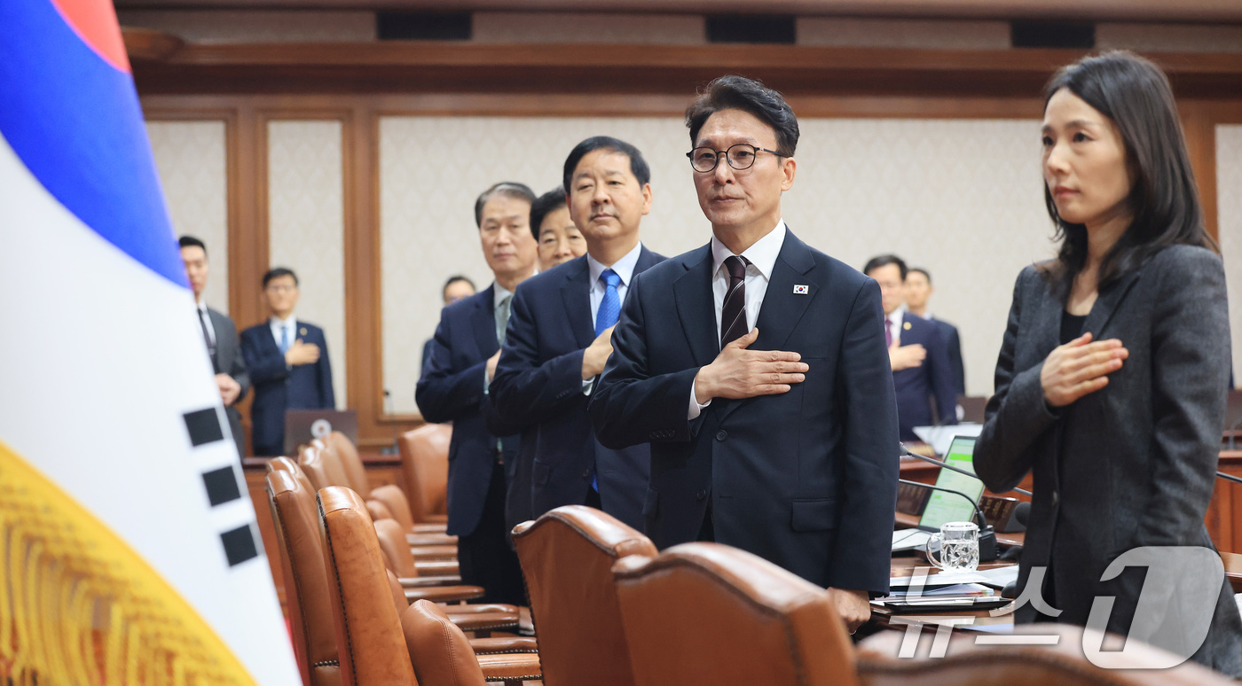 (서울=뉴스1) 임세영 기자 = 김민석 국무총리와 국무위원들이 3일 서울 종로구 정부서울청사에서 열린 국무회의에서 국민의례를 하고 있다. 2026.3.3/뉴스1