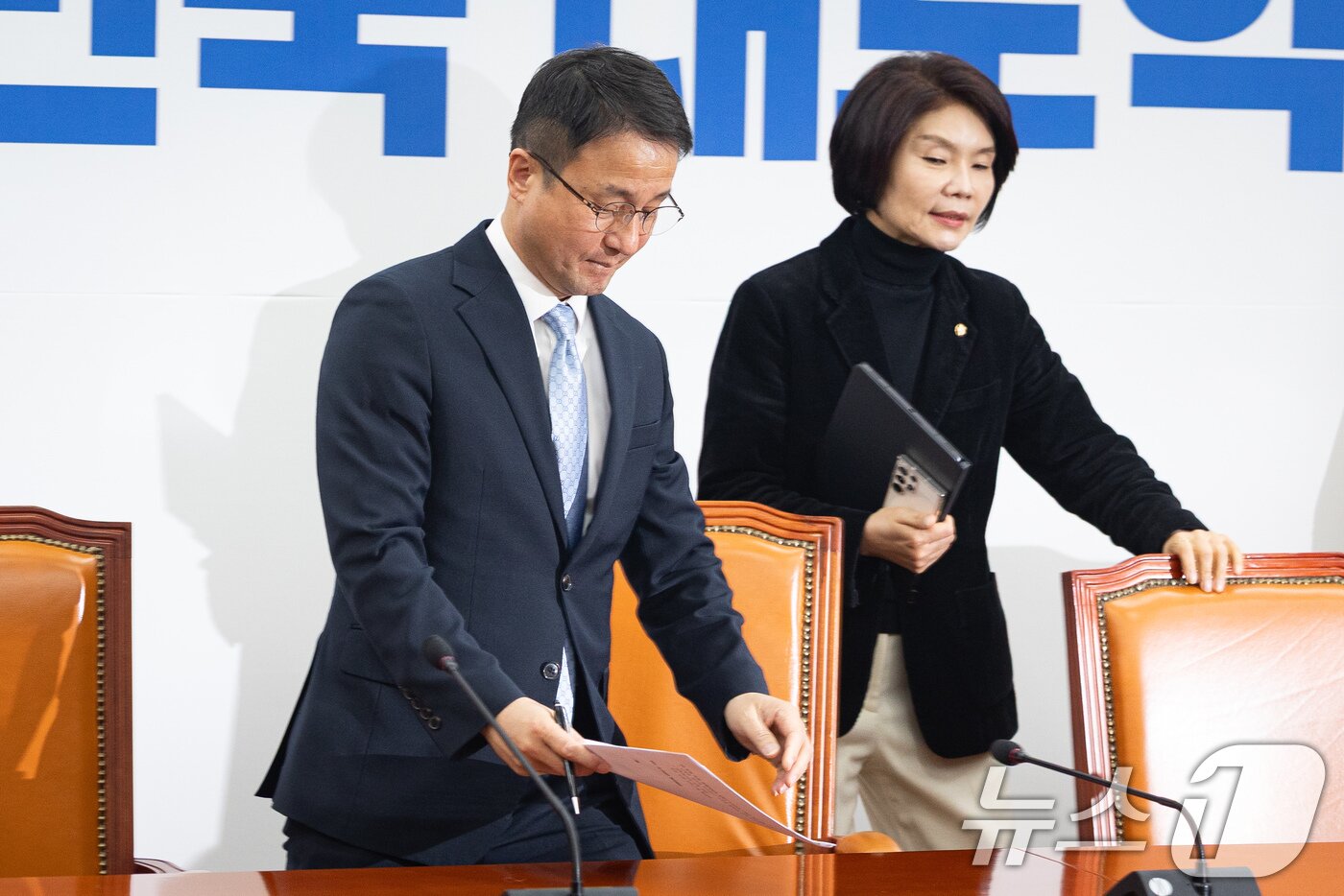 본문 이미지 - 한병도 더불어민주당 원내대표와 한정애 정책위의장이 3일 서울 여의도 국회에서 열린 원내대책회의에 참석하고 있다. 2026.3.3 ⓒ 뉴스1 유승관 기자