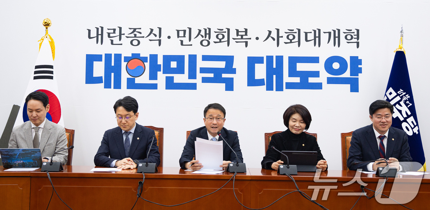 (서울=뉴스1) 유승관 기자 = 한병도 더불어민주당 원내대표가 3일 서울 여의도 국회에서 열린 원내대책회의에서 모두 발언을 하고 있다. 2026.3.3/뉴스1