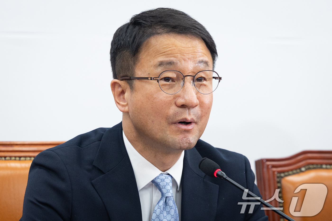 (서울=뉴스1) 유승관 기자 = 한병도 더불어민주당 원내대표가 3일 서울 여의도 국회에서 열린 원내대책회의에서 모두 발언을 하고 있다. 2026.3.3/뉴스1