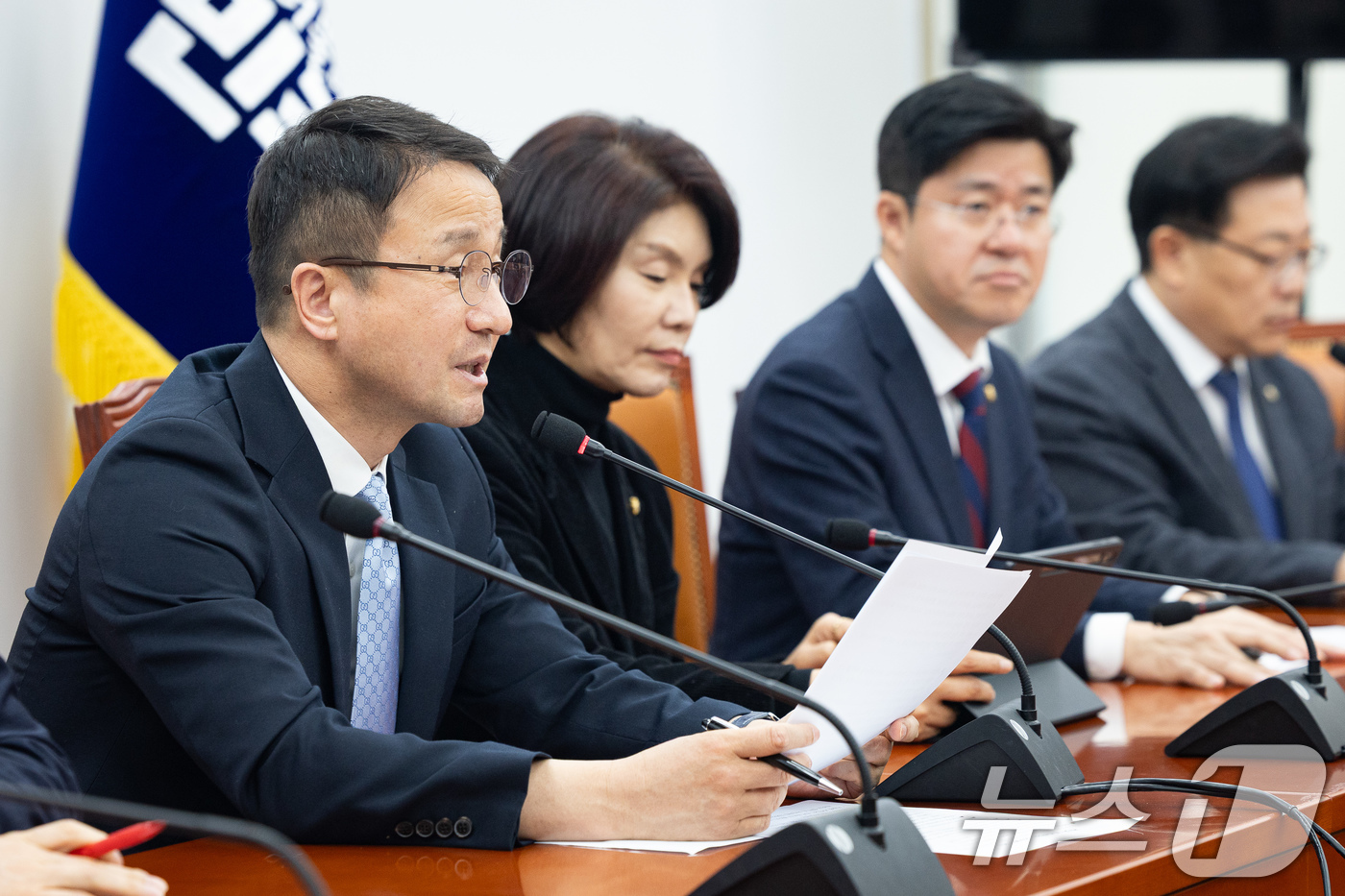 (서울=뉴스1) 유승관 기자 = 한병도 더불어민주당 원내대표가 3일 서울 여의도 국회에서 열린 원내대책회의에서 모두 발언을 하고 있다. 2026.3.3/뉴스1