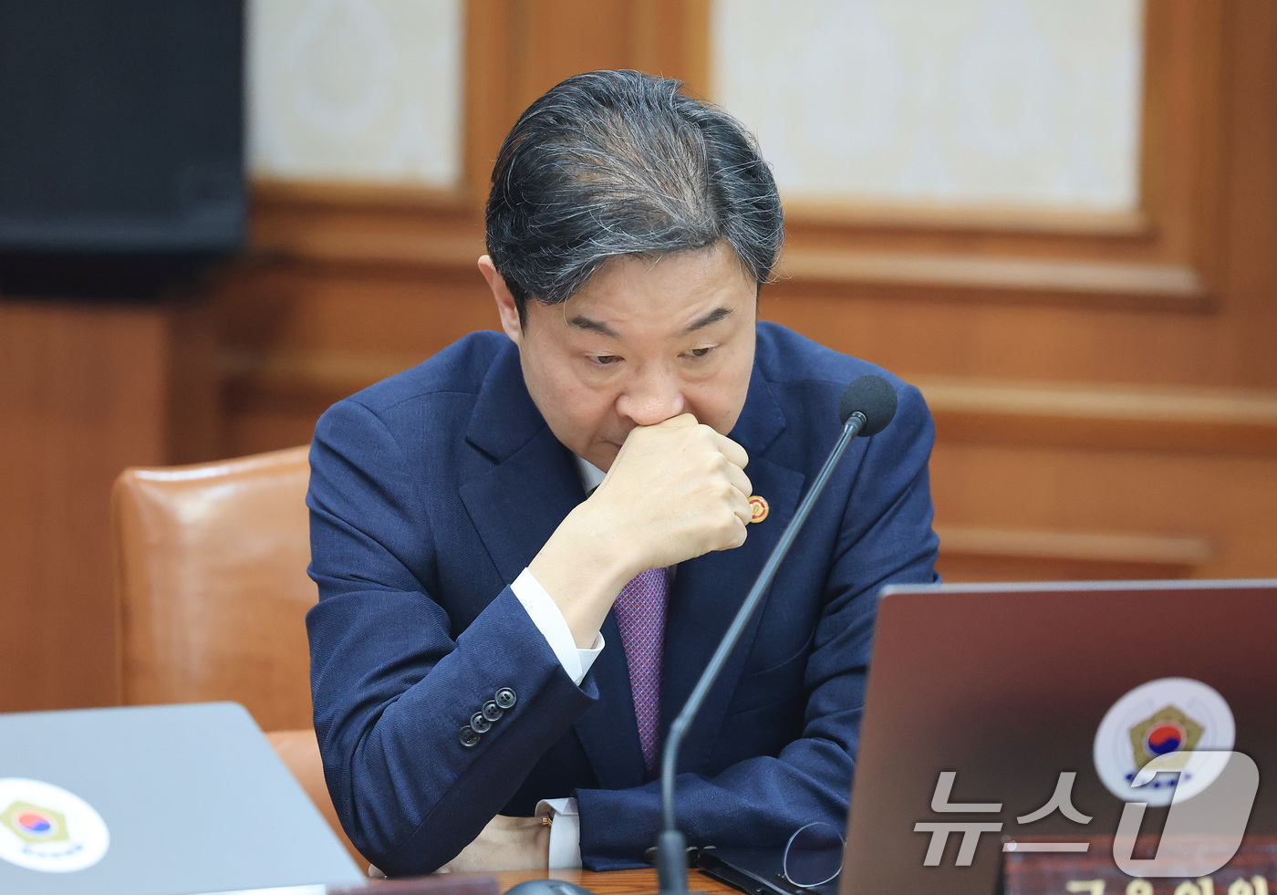 (서울=뉴스1) 임세영 기자 = 이억원 금융위원장이 3일 서울 종로구 정부서울청사에서 열린 국무회의에서 생각에 잠겨 있다. 2026.3.3/뉴스1