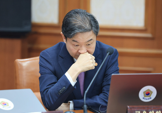 생각에 잠긴 이억원 금융위원장