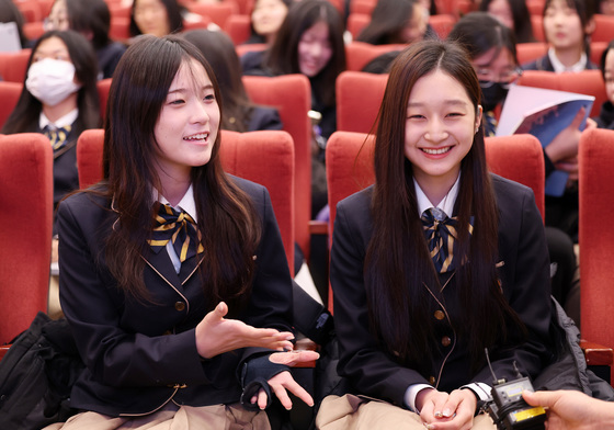 학생으로 돌아간 최가온·신지아, 까르르 미소