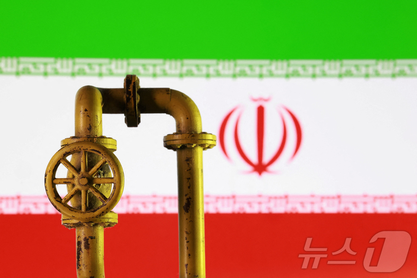 (로이터=뉴스1) 김경민 기자 = 3D 프린팅된 송유관과 이란 국기. 2026.3.2ⓒ 로이터=뉴스1