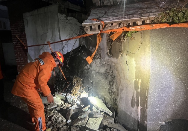 창문 떨어지고 옹벽 붕괴…'강풍주의보' 부산 피해 잇따라