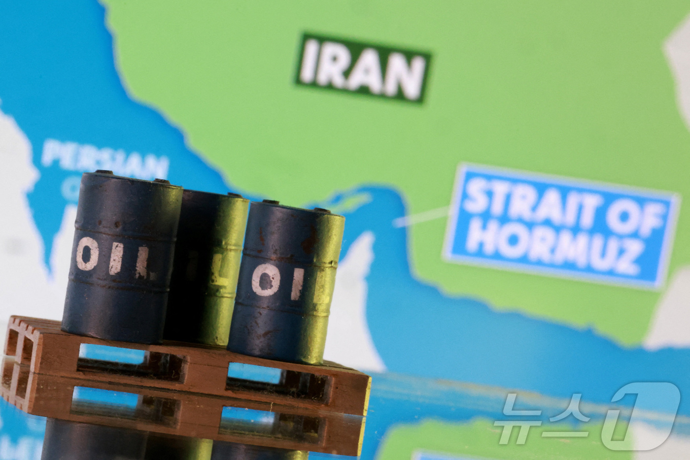 (로이터=뉴스1) 김경민 기자 = 3D 프린팅된 석유통과 이란 지도. 2026.3.2ⓒ 로이터=뉴스1