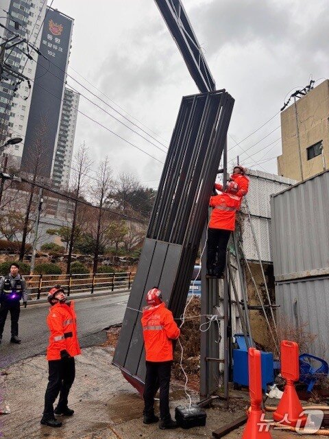 본문 이미지 - 2일 오후 부산 사하구 한 공사장에서 철문이 떨어질 것 같다는 신고가 접수돼 소방이 조치를 취하고 있다.(부산소방재난본부 제공. 재판매 및 DB 금지)