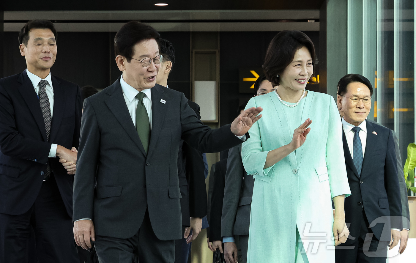 (싱가포르=뉴스1) 허경 기자 = 이재명 대통령과 김혜경 여사가 3일(현지시간) 필리핀 국빈 방문을 위해 싱가포르 창이 국제공항에서 공군 1호기로 이동하며 공항 직원들에게 인사하고 …