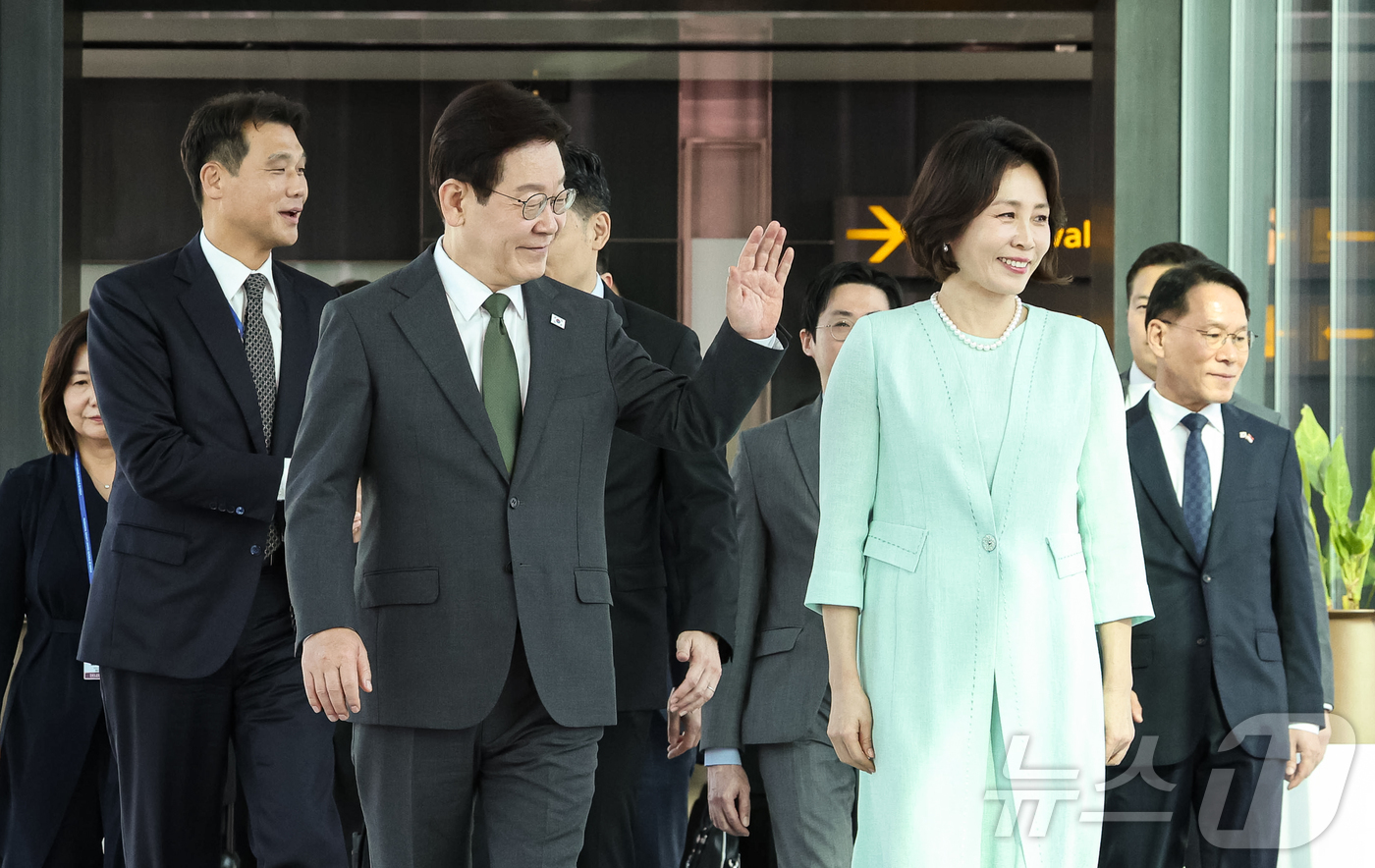 (싱가포르=뉴스1) 허경 기자 = 이재명 대통령과 김혜경 여사가 3일(현지시간) 필리핀 국빈 방문을 위해 싱가포르 창이 국제공항에서 공군 1호기로 이동하며 공항 직원들에게 인사하고 …