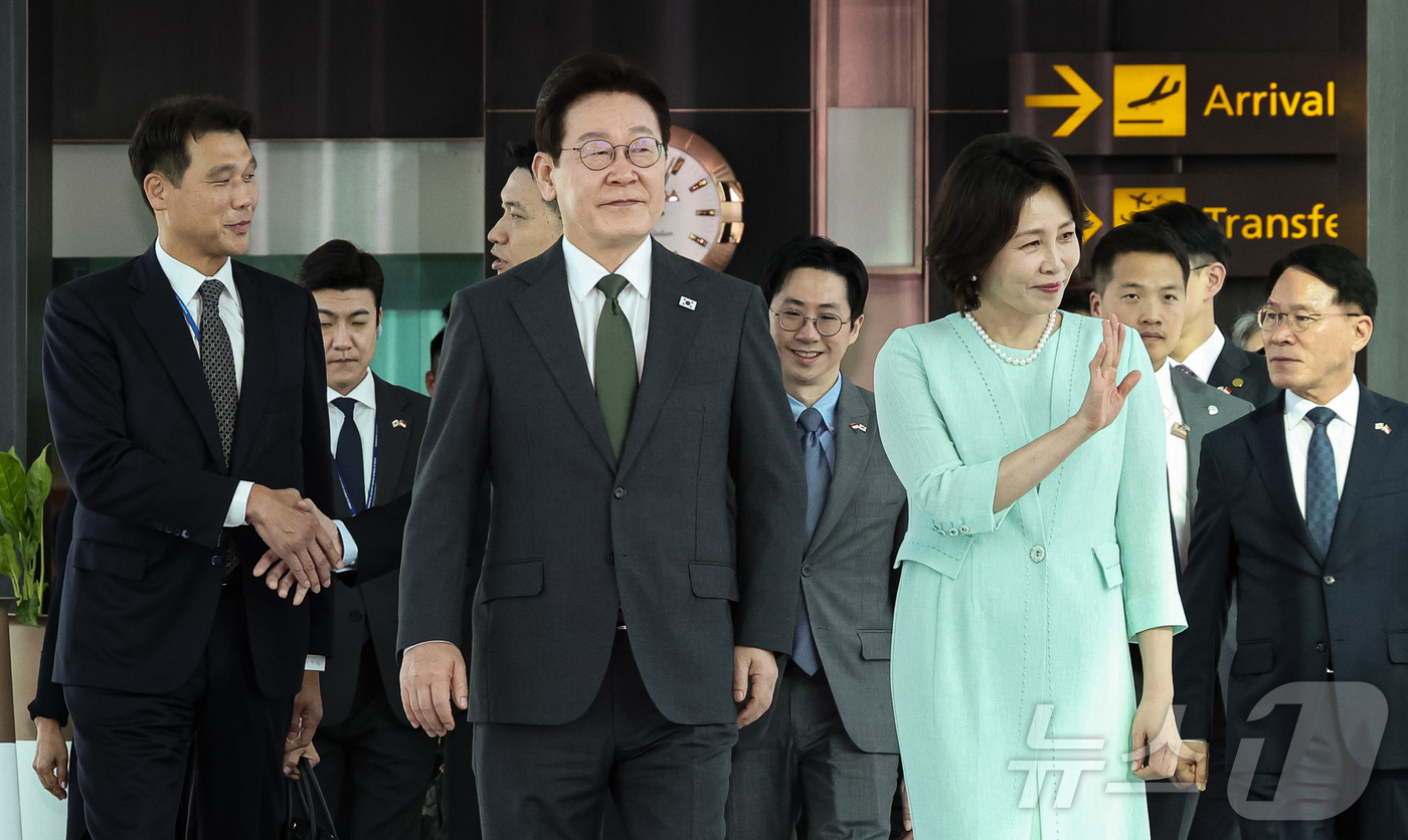 (싱가포르=뉴스1) 허경 기자 = 이재명 대통령과 김혜경 여사가 3일(현지시간) 필리핀 국빈 방문을 위해 싱가포르 창이 국제공항에서 공군 1호기로 이동하고 있다.