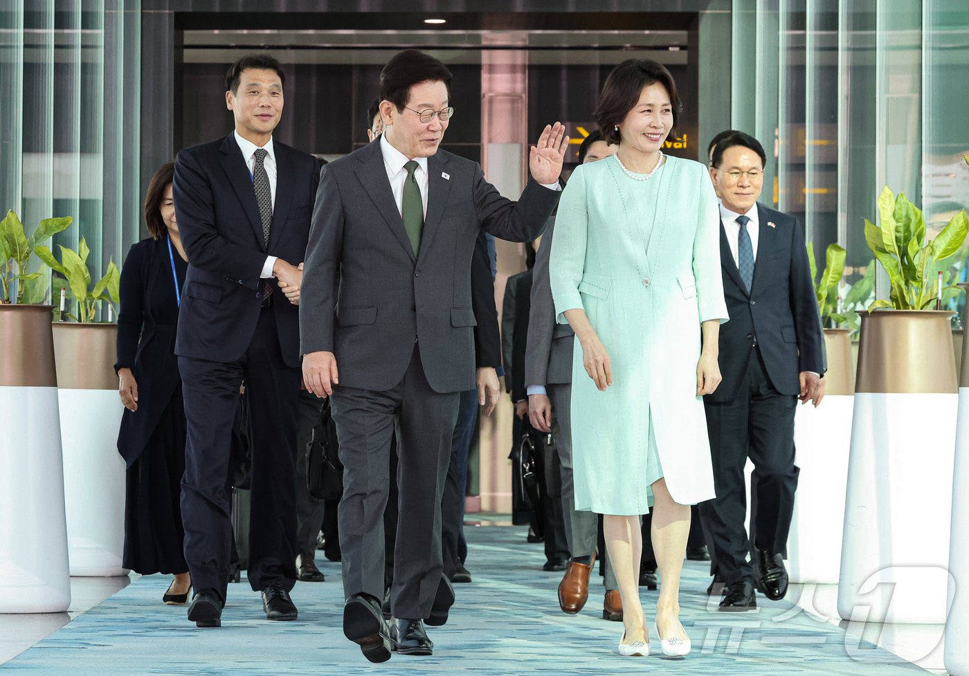 (싱가포르=뉴스1) 허경 기자 = 이재명 대통령과 김혜경 여사가 3일(현지시간) 필리핀 국빈 방문을 위해 싱가포르 창이 국제공항에서 공군 1호기로 이동하며 공항 직원들에게 인사하고 …