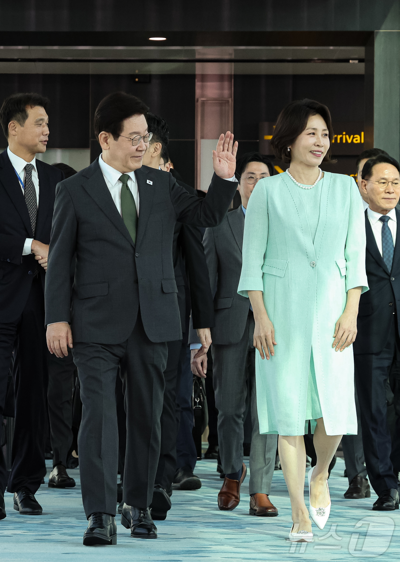 (싱가포르=뉴스1) 허경 기자 = 이재명 대통령과 김혜경 여사가 3일(현지시간) 필리핀 국빈 방문을 위해 싱가포르 창이 국제공항에서 공군 1호기로 이동하며 공항 직원들에게 인사하고 …